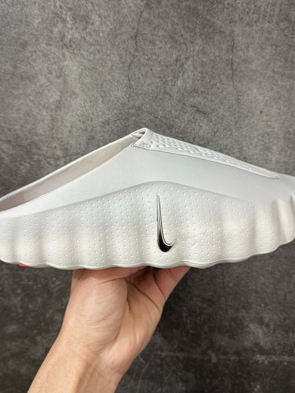 Brand new White Nike Mind 001 slippers (box not included)